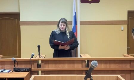 Боровичи: юношу арестовали за атаку на сбережения 74-летней пенсионерки. Теги: зал суда, наручники, автозак