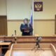 Боровичи: юношу арестовали за атаку на сбережения 74-летней пенсионерки. Теги: зал суда, наручники, автозак