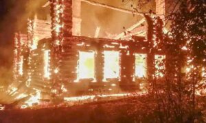 В новгородском поселке Пролетарий дотла сгорел двухэтажный барак. Теги: пожарные тушат огонь, сгоревший деревянный дом, пожарная машина