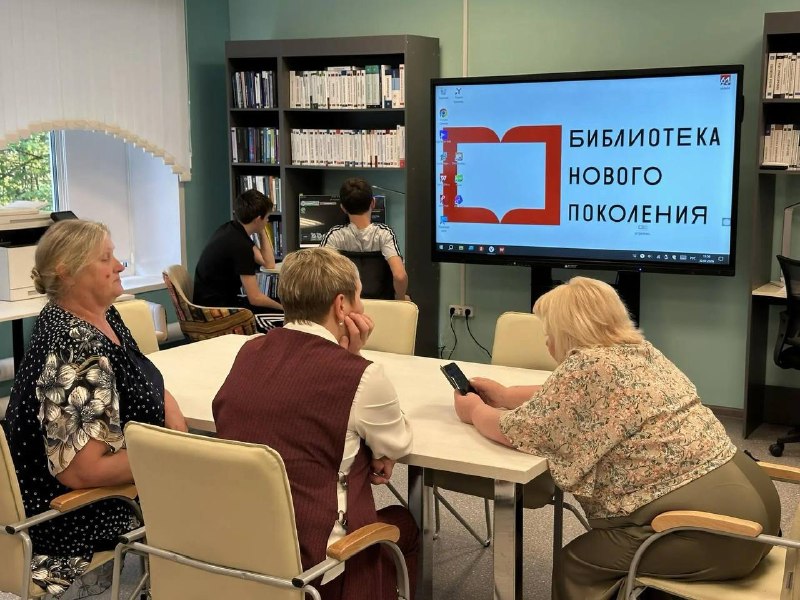 Модельная библиотека в Марёве открылась после масштабного обновления. Теги: современная библиотека, стеллажи с книгами, IT-зона