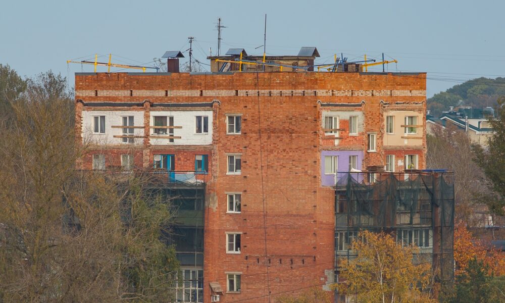 Многоэтажка на улице Белова осталась без балконов: что происходит со зданием. Теги: многоэтажный дом, фасад дома, строительные работы