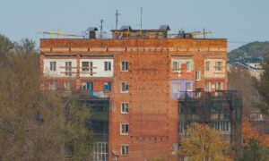 Многоэтажка на улице Белова осталась без балконов: что происходит со зданием. Теги: многоэтажный дом, фасад дома, строительные работы