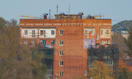 Многоэтажка на улице Белова осталась без балконов: что происходит со зданием. Теги: многоэтажный дом, фасад дома, строительные работы