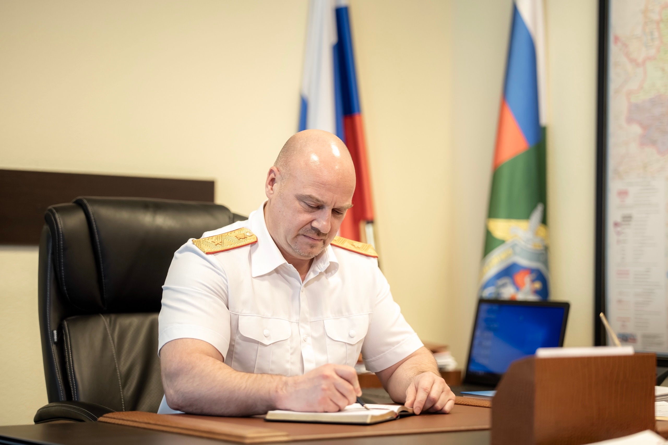 Глава новгородского управления СК Николай Супрун лично выслушает жалобы горожан. Теги: Следственный комитет, приемная, рабочий кабинет