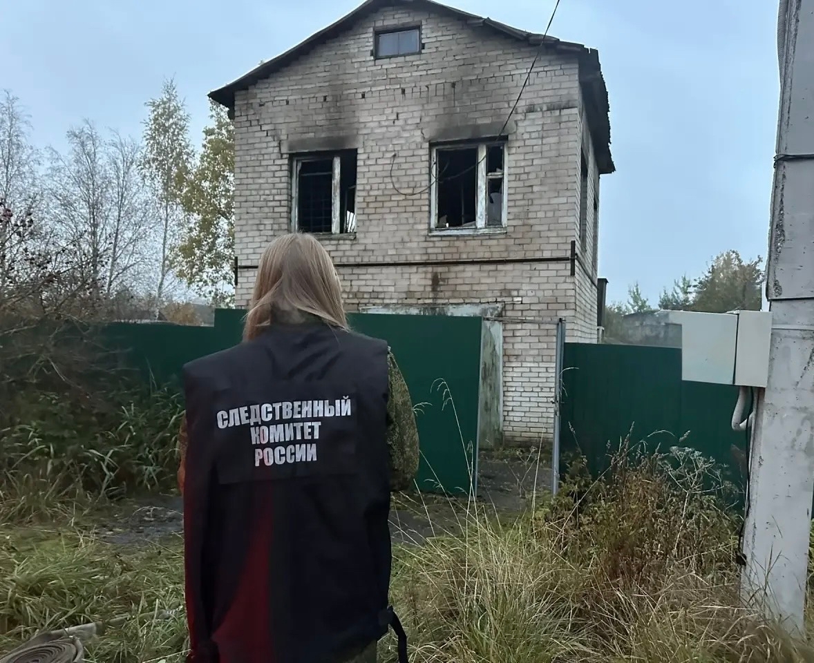 Пожар в поселке Панковка: СК выясняет обстоятельства гибели гостя на даче. Теги: Сгоревший дом, Работа следователей, Пожарные рукава