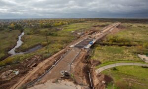 Улица Высоцкого и мост через Веряжу: строители изменили схему дворовых выездов. Теги: Строительство дороги, Мост через реку