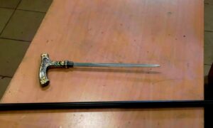 В Великом Новгороде пристав нашел клинок внутри обычной трости посетителя. Теги: Судебный пристав, Пост охраны, Клинок