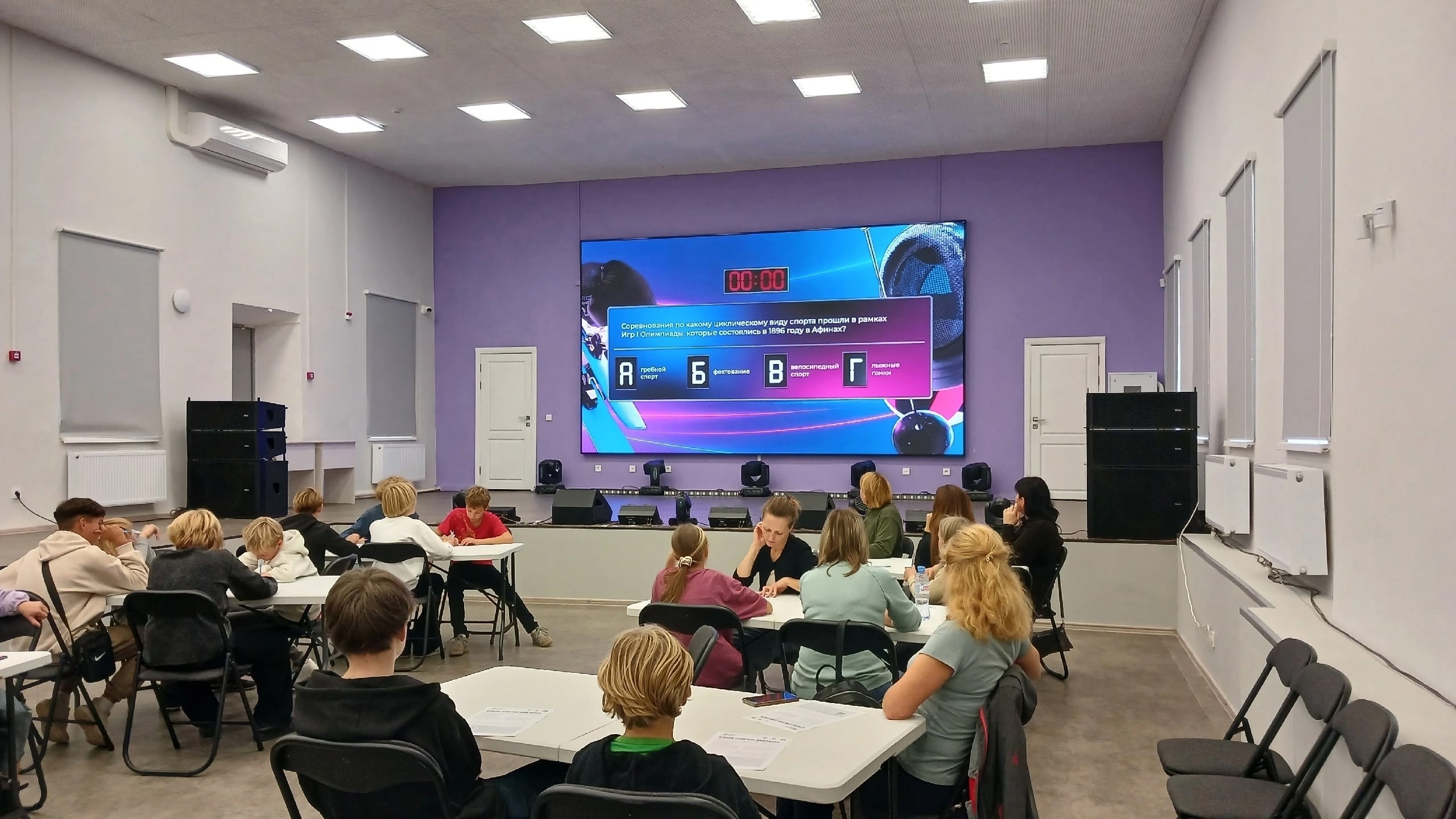 Боровичи проверили знания о спорте: за парты сели чемпионы и семьи. Теги: диктант в аудитории, спортивные награды