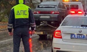 В Боровичах рецидивист на «ВАЗе» попался пьяным сразу после ареста. Теги: машина ДПС, алкотестер, задержание водителя