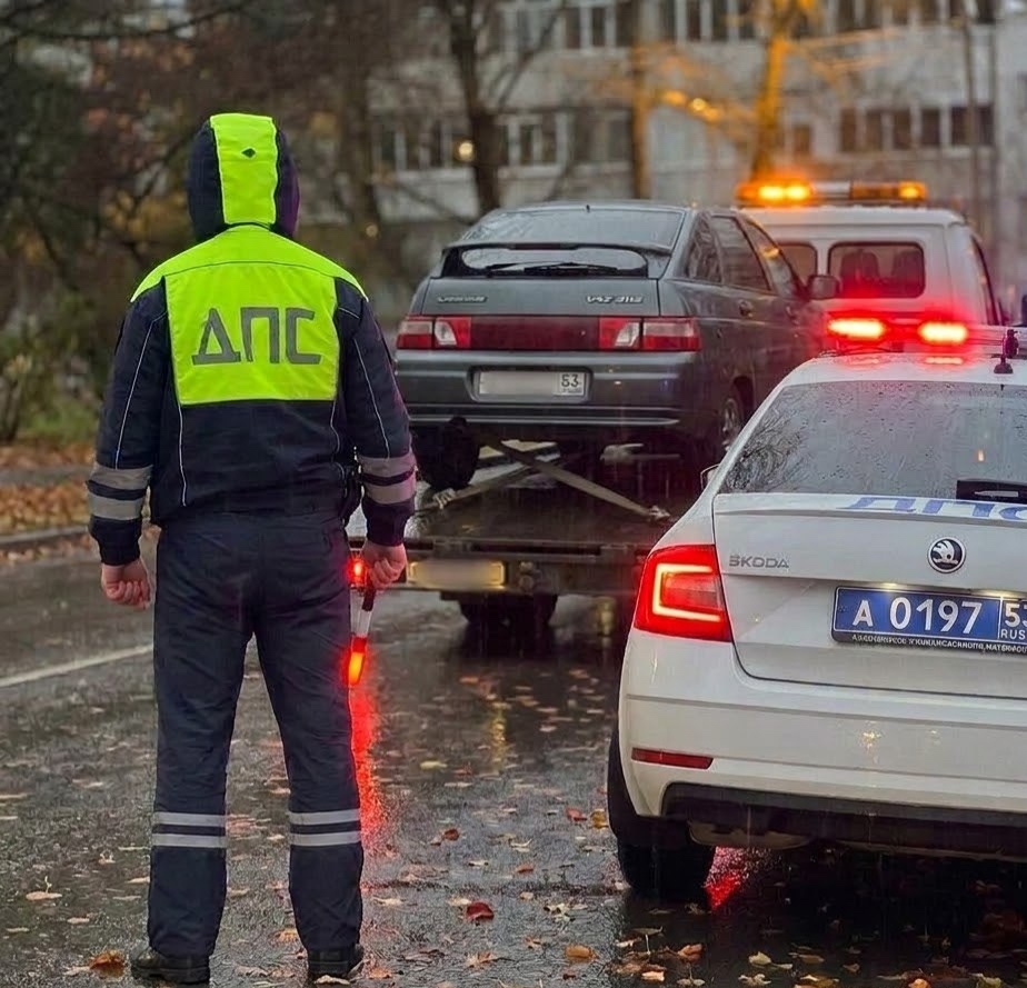 В Боровичах рецидивист на «ВАЗе» попался пьяным сразу после ареста. Теги: машина ДПС, алкотестер, задержание водителя