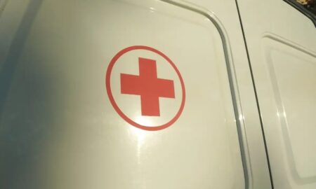 В Малой Вишере иномарка вылетела с дороги на перекрестке. Теги: Разбитый автомобиль, скорая помощь, кювет