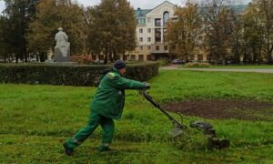 Великий Новгород встретил октябрь непрекращающимся покосом травы. Теги: Уборка улиц, коммунальная техника, покос травы