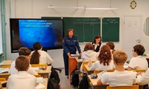 Школы Демянского округа посетили пожарные инструкторы с особыми уроками. Теги: пожарный в школе, урок ОБЖ, спасатели