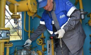 Газовые сети Новгородской области полностью подготовили к зимним холодам. Теги: Газопровод, газовые трубы, рабочий с оборудованием