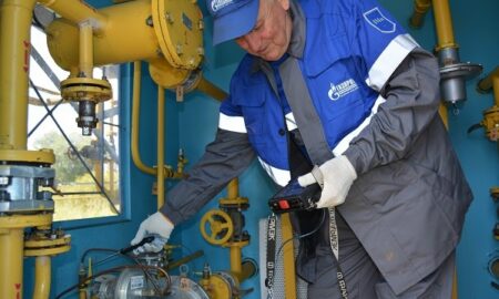 Газовые сети Новгородской области полностью подготовили к зимним холодам. Теги: Газопровод, газовые трубы, рабочий с оборудованием