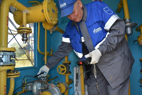 Газовые сети Новгородской области полностью подготовили к зимним холодам. Теги: Газопровод, газовые трубы, рабочий с оборудованием
