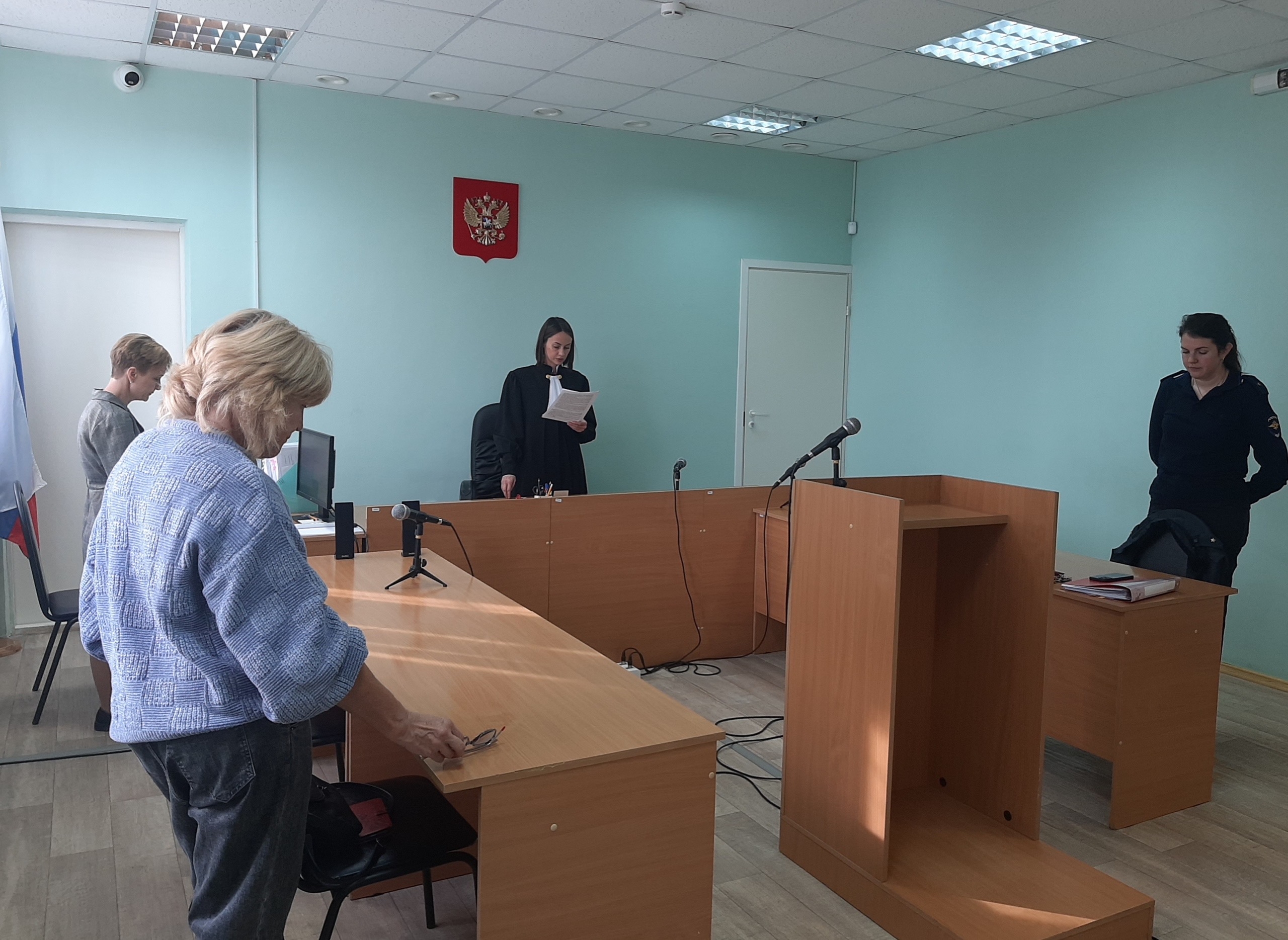 Чудовский районный суд отправил за решетку мужчину с мешком наркотиков. Теги: зал суда, наручники, следственный изолятор