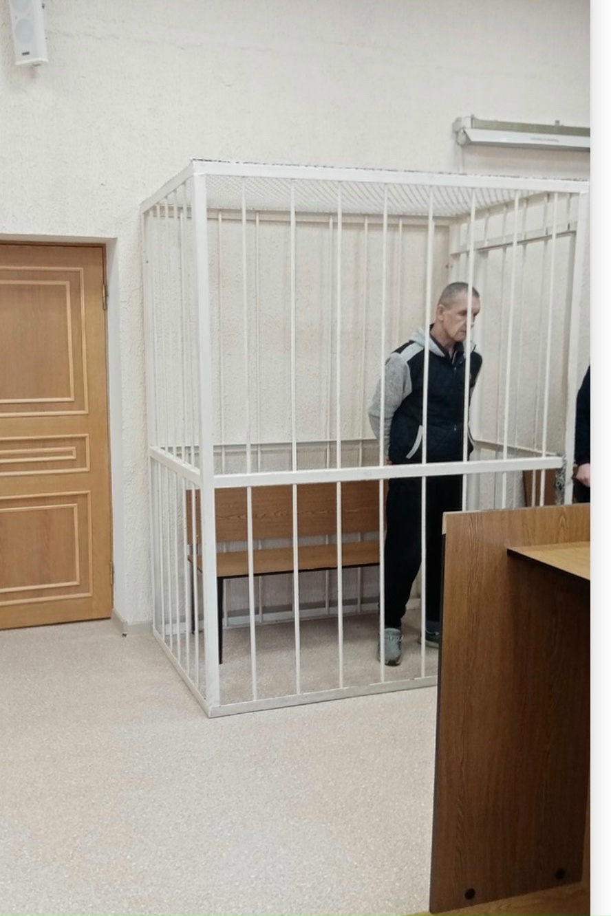 Пестовский районный суд отправил в колонию мужчину за жестокую расправу с бензином. Теги: зал суда, судебный молоток, наручники