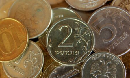 Валдайская прокуратура заставила жителя Самары вернуть крупную сумму пенсионерке. Теги: Судебный молоток, Банковская карта, Здание прокуратуры