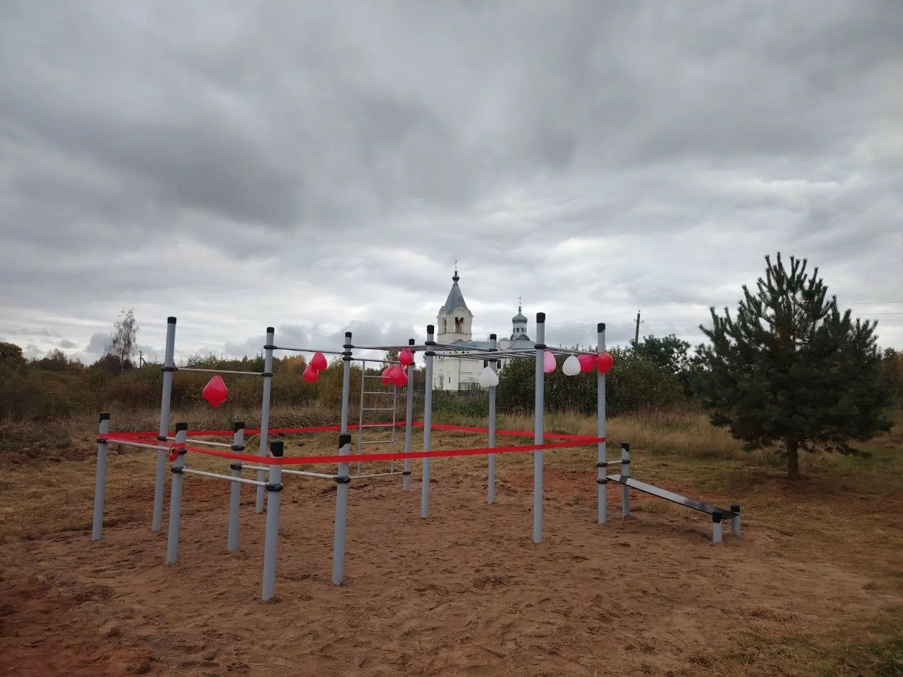Новый спортивный комплекс открыли на берегу озера в новгородской деревне Горнешно. Теги: Спортивная площадка, Открытие площадки