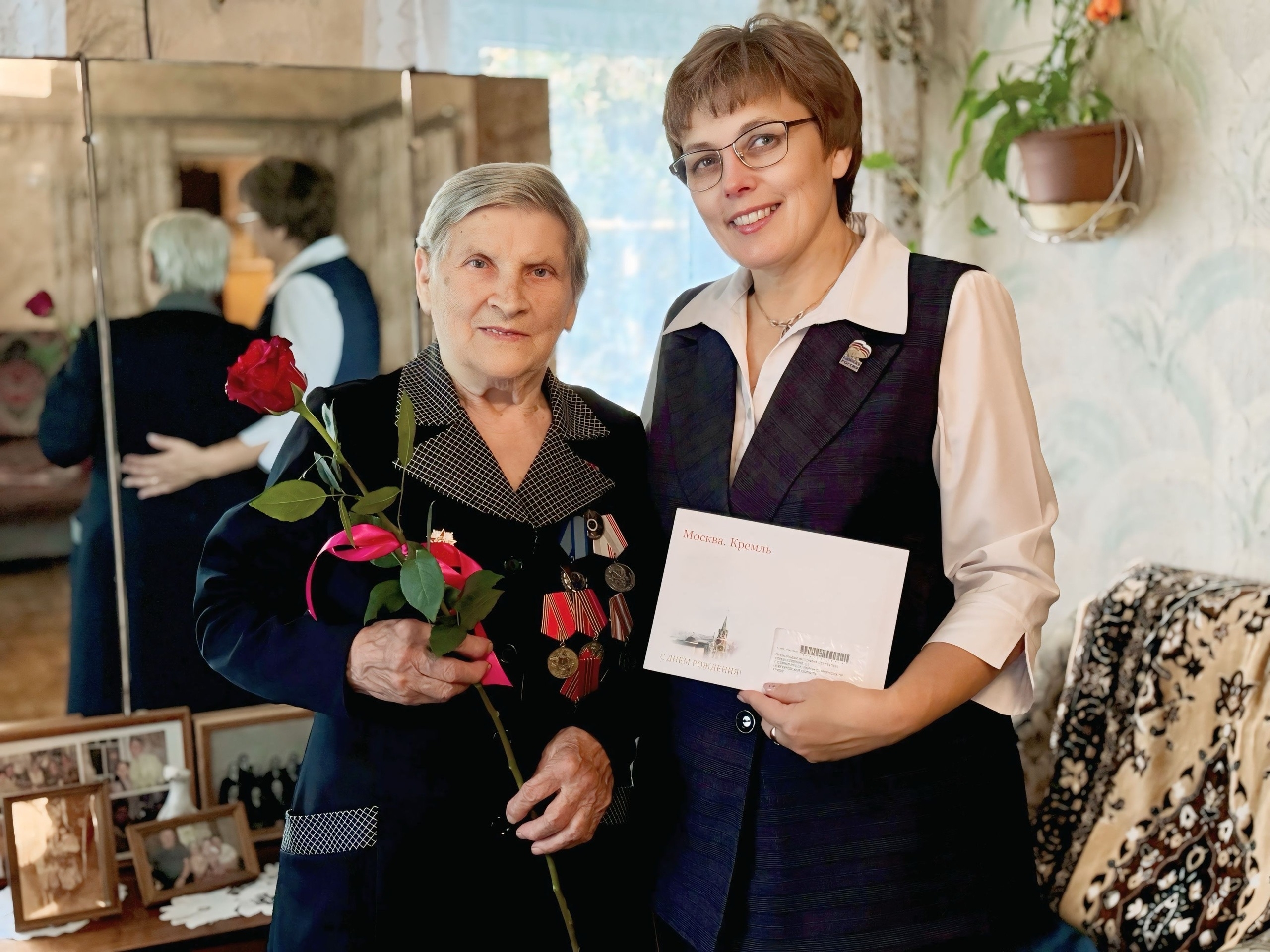 В Старой Руссе 98-летие отметила ветеран авиаремонтного завода. Теги: Поздравление ветерана, Цветы и подарок, Пожилая женщина