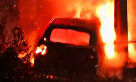 В Малой Вишере «Лада Гранта» протаранила бетонный забор и вспыхнула. Теги: Сгоревший автомобиль, Скорая помощь, Ночное ДТП