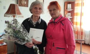 Блокадница Зоя Пинчук из Малой Вишеры отметила 91-й день рождения. Теги: Пожилая женщина, букет цветов, поздравление ветерана