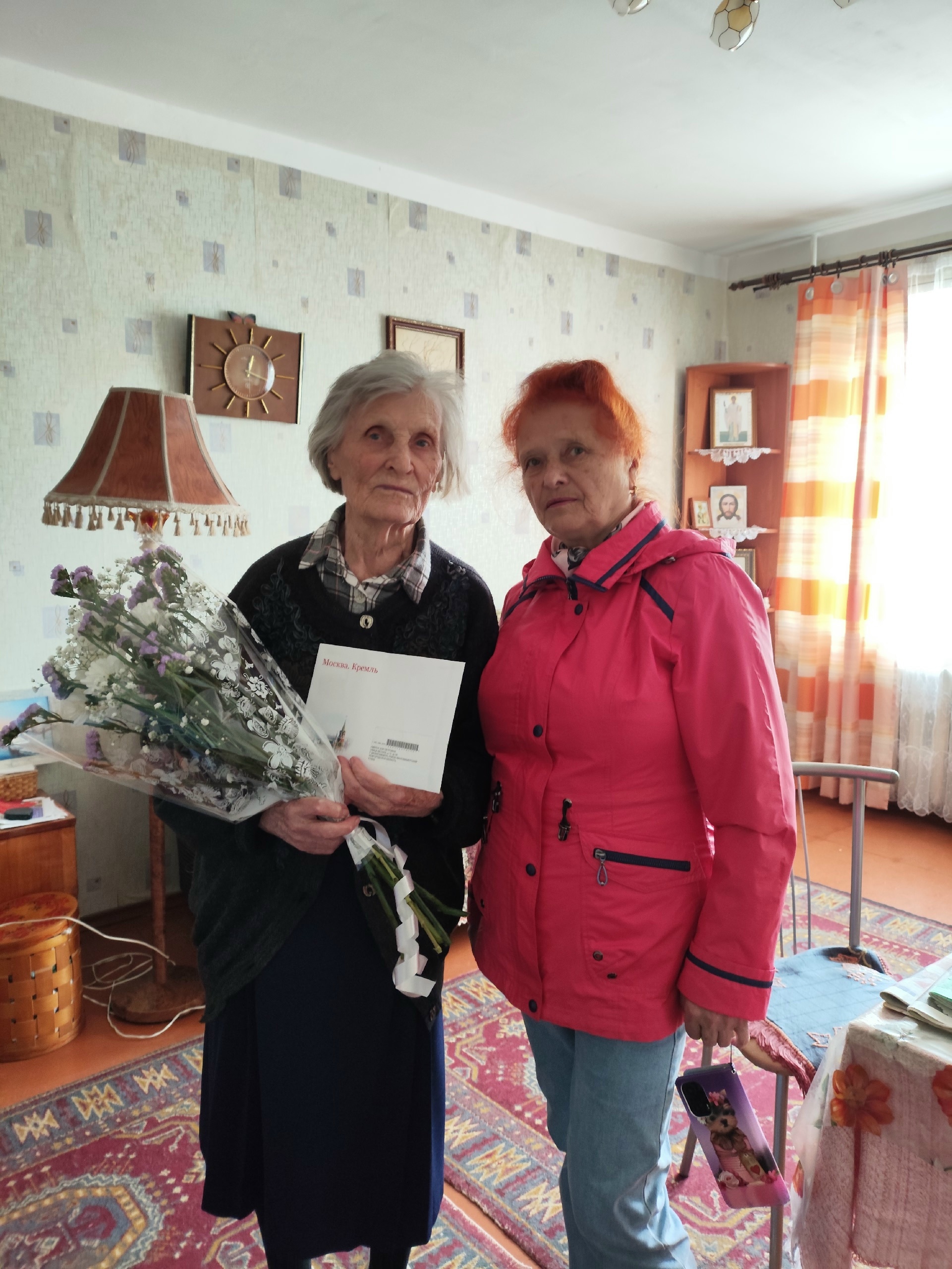 Блокадница Зоя Пинчук из Малой Вишеры отметила 91-й день рождения. Теги: Пожилая женщина, букет цветов, поздравление ветерана