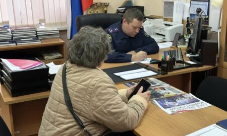 Следователи в Великом Новгороде разобрали жалобы жителей округа. Теги: Следственный комитет, кабинет следователя, прием граждан