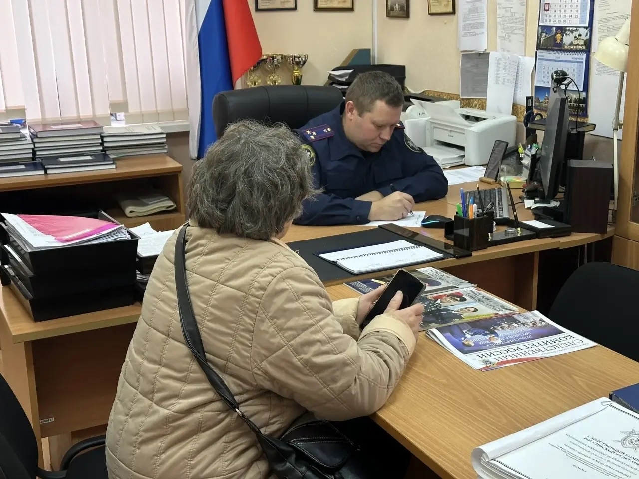 Следователи в Великом Новгороде разобрали жалобы жителей округа. Теги: Следственный комитет, кабинет следователя, прием граждан