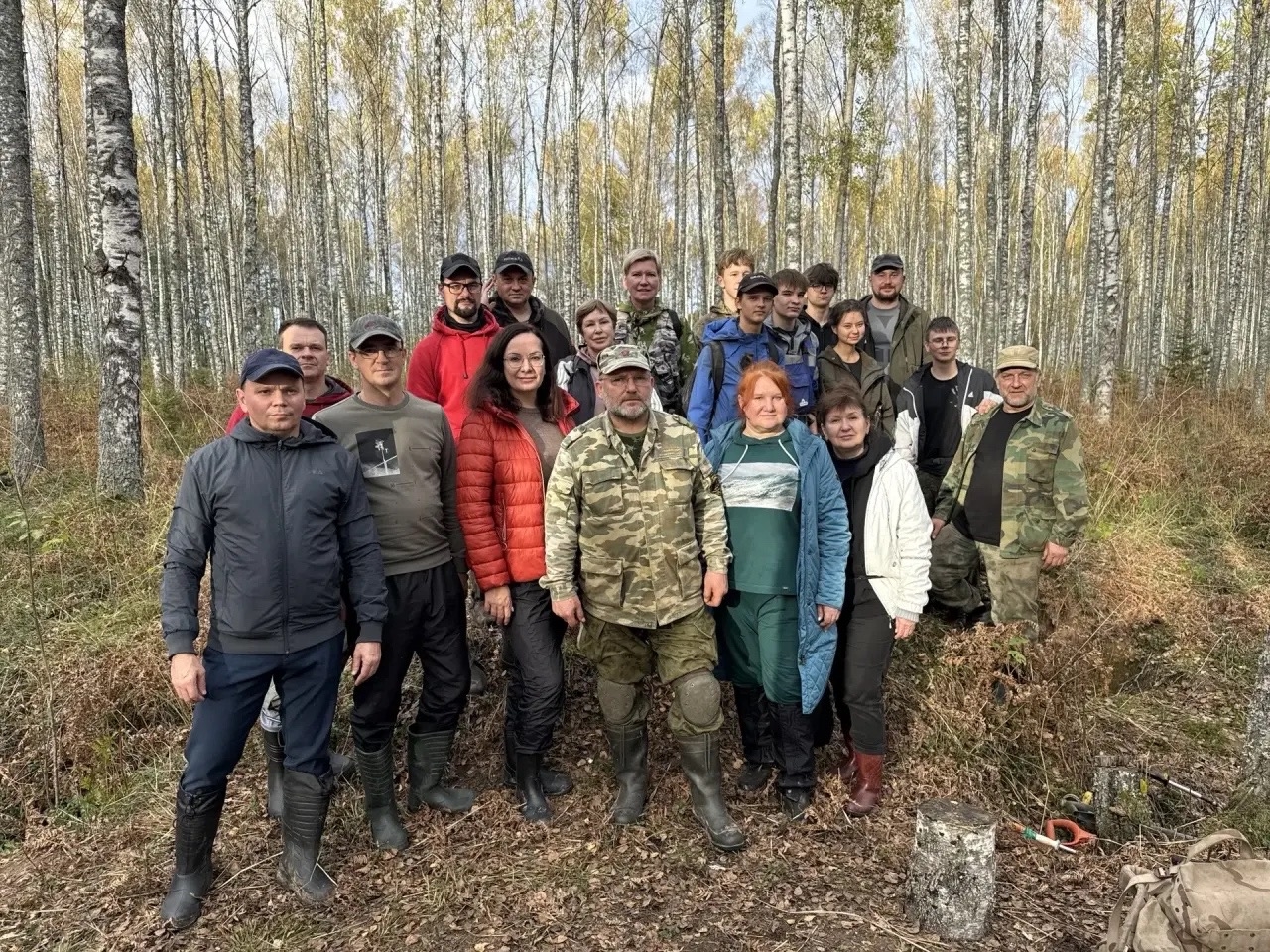Новгородские судьи вышли в леса под Старой Руссой вместе с поисковиками. Теги: Поисковая экспедиция, Раскопки в лесу, Воинский мемориал