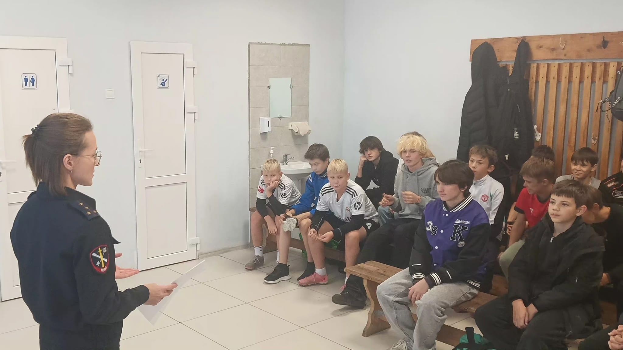 Полиция Великого Новгорода предостерегла юных атлетов от роковой ошибки. Теги: Подростки в спортзале, Полицейская форма, Лекция для детей