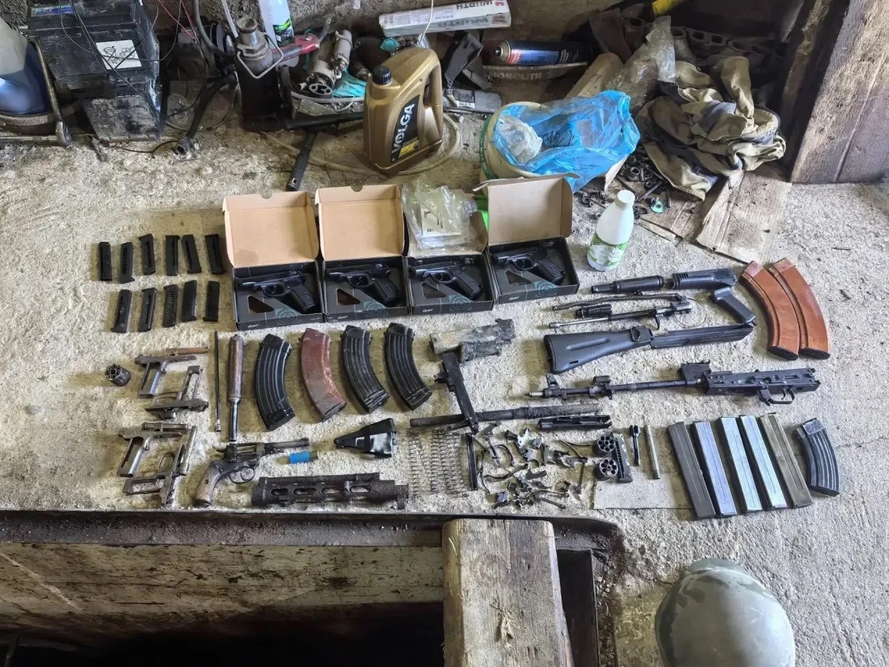 Новгородец получил строгий срок за тайник с переделанным оружием. Теги: зал суда, пистолет Макарова, оперативная съемка ФСБ