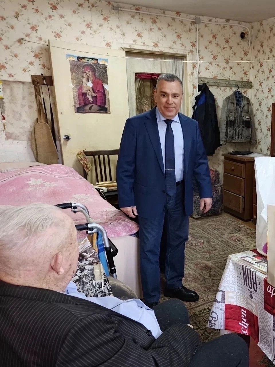 Ветеран Александр Пономарёв из Малой Вишеры отметил 103-й день рождения. Теги: Пожилой ветеран, Цветы и поздравления, Медали на кителе