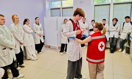 Старорусские школьники отработали спасение людей на мастер-классах Красного Креста. Теги: первая помощь, сердечно легочная реанимация, школьники на уроке