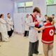 Старорусские школьники отработали спасение людей на мастер-классах Красного Креста. Теги: первая помощь, сердечно легочная реанимация, школьники на уроке