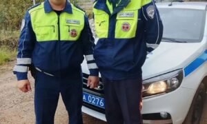 Полицейские в Шимском округе спасли мужчину с диабетом на трассе. Теги: Патрульный автомобиль ДПС, проблесковые маячки полиции
