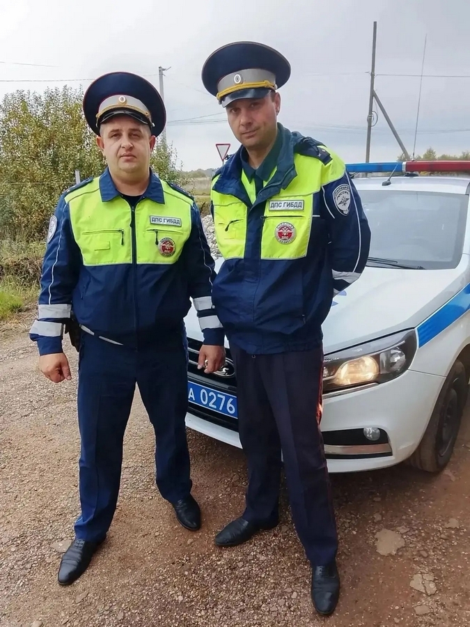 Полицейские в Шимском округе спасли мужчину с диабетом на трассе. Теги: Патрульный автомобиль ДПС, проблесковые маячки полиции