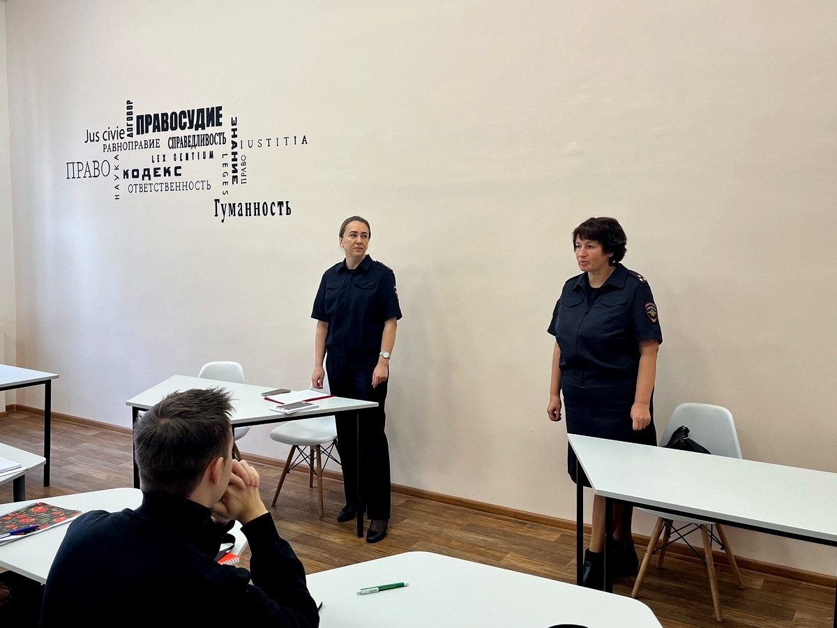 Полиция Новгородской области зовет на службу выпускников-юристов. Теги: Студенты в аудитории, Сотрудники полиции