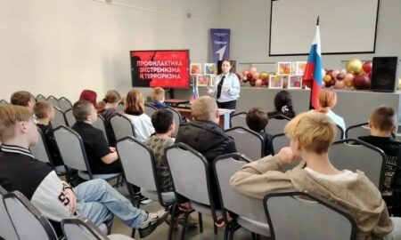 Боровичские полицейские объяснили школьникам правила защиты от вербовки. Теги: урок в школе, сотрудник полиции, школьники за партами