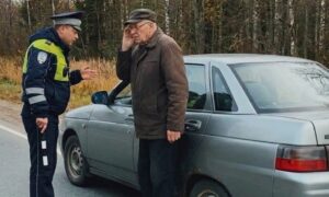 Госавтоинспекция Боровичей обратилась к пожилым водителям с предупреждением. Теги: пожилой водитель, автомобиль на дороге