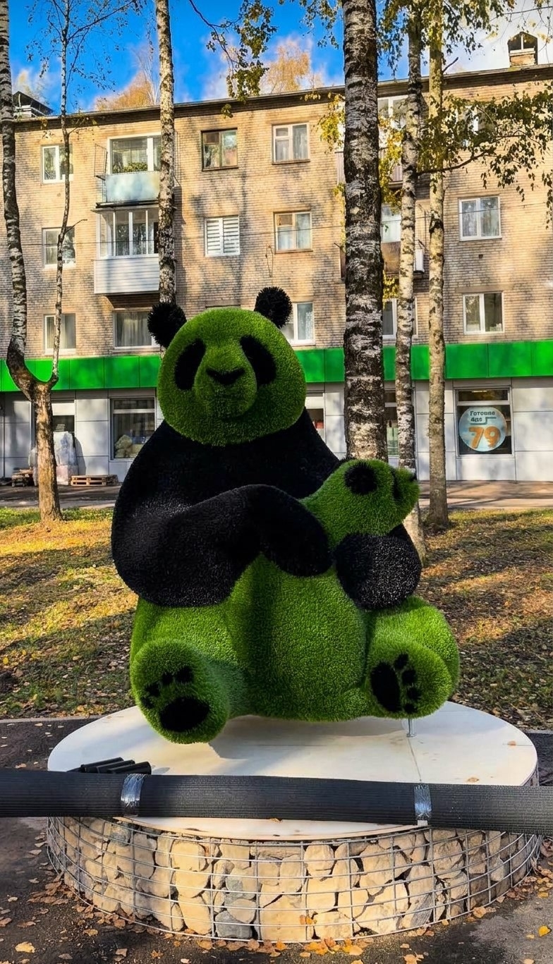 В сквер в Боровичах вернулась инсталляция с пандами после исчезновения. Теги: Парковая скульптура, Сквер панды, Городской арт-объект
