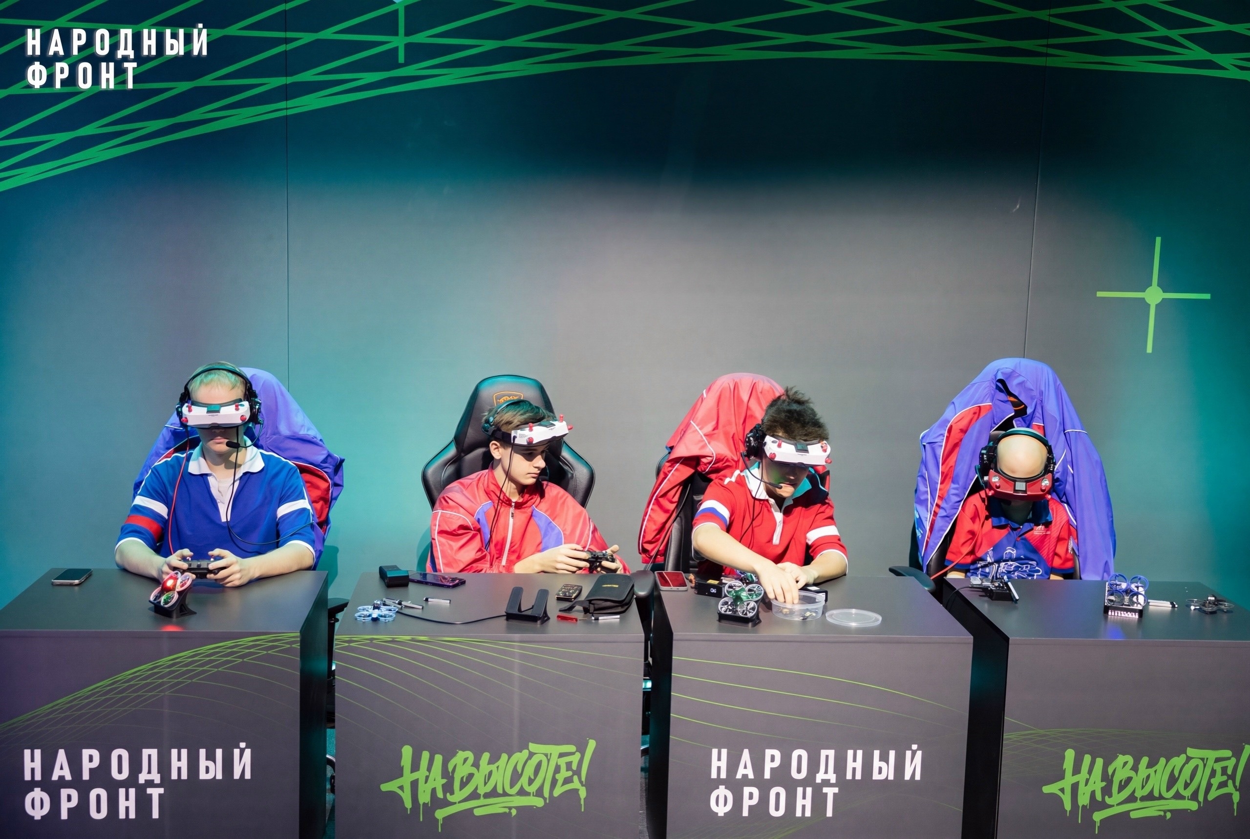 Дроны выходят на старт: в России развернули масштабную инициативу. Теги: Пульт управления дроном, Полет квадрокоптера