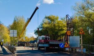 В Старой Руссе полным ходом идет масштабный ремонт Соборного моста. Теги: ремонт моста, строительные работы, дорожная техника