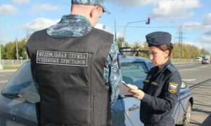 ФССП удвоила взыскания новгородке за лихачества супруга за рулем. Теги: Судебные приставы, Легковой автомобиль