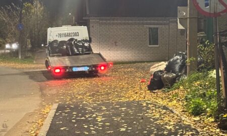 В Боровичах водитель эвакуатора устроил свалку прямо под запрещающим знаком. Теги: Эвакуатор, гора мусора, улица города