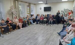 Новгородские полицейские раскрыли пенсионерам уловки аферистов. Теги: полицейский и пенсионер, профилактическая беседа, праздничный концерт