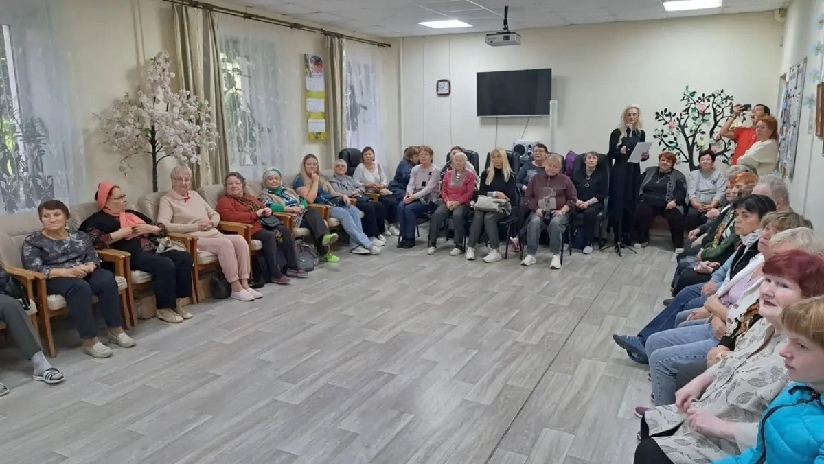 Новгородские полицейские раскрыли пенсионерам уловки аферистов. Теги: полицейский и пенсионер, профилактическая беседа, праздничный концерт