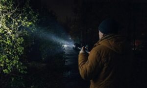 В Боровичах на улице Сушанской после громкого хлопка погас свет. Теги: Линии электропередач, Темные окна домов, Ночной город без света