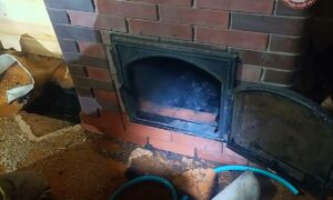 Хвойнинские пожарные спасли жилой дом от вспыхнувшего пола под печью. Теги: пожарная машина, тушение пожара